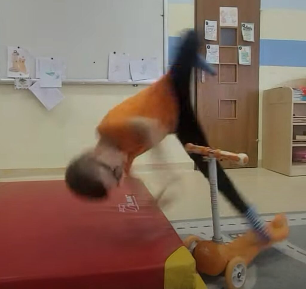 Dzieci - treningi w przedszkolach 6 Nauka przewrotów i bezpiecznych padów dla przedszkolaków